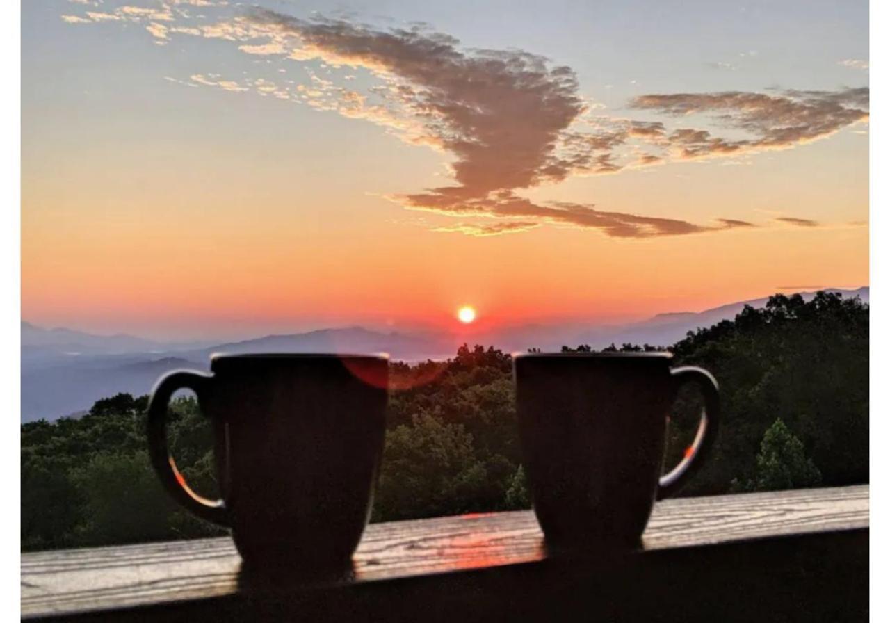 Wow Views!!-Mountain Escape-Outdoor Pool-Close To Downtown-Wifi-Cable-Private Balcony Gatlinburg Buitenkant foto