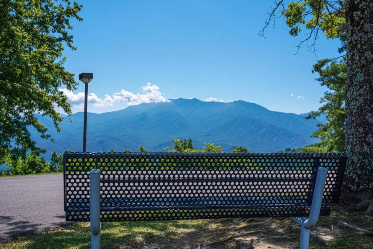 Wow Views!!-Mountain Escape-Outdoor Pool-Close To Downtown-Wifi-Cable-Private Balcony Gatlinburg Buitenkant foto