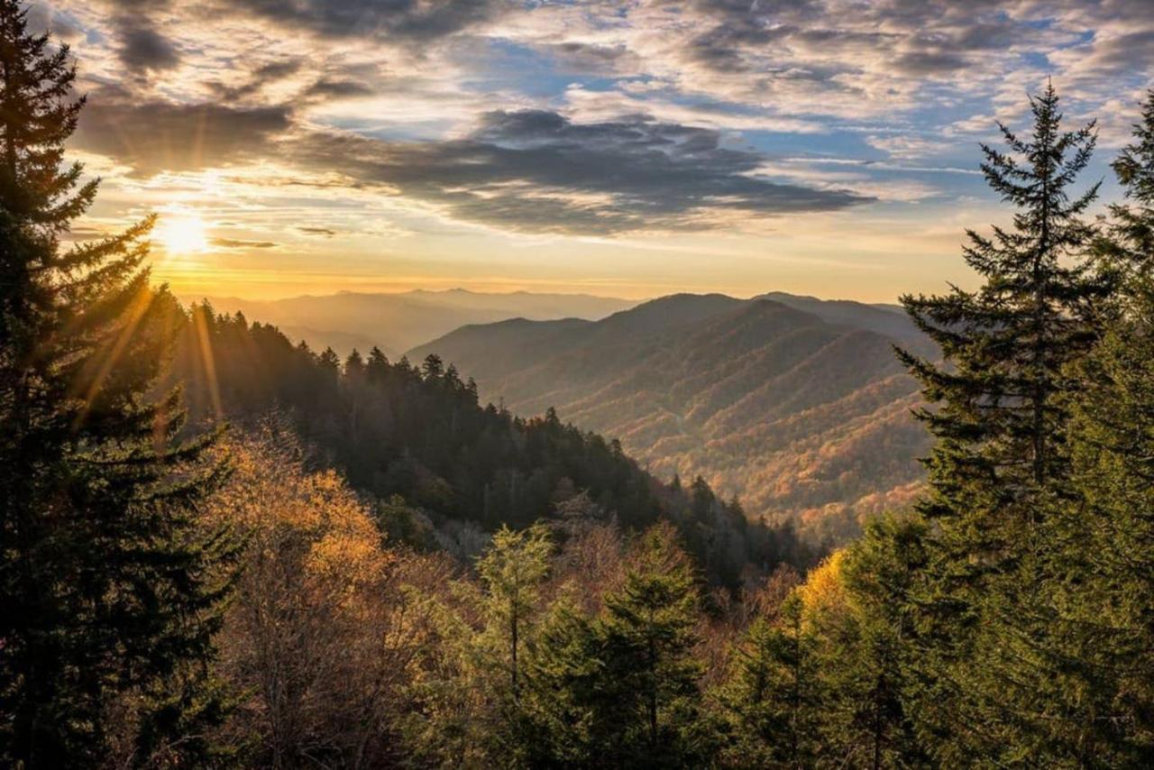 Wow Views!!-Mountain Escape-Outdoor Pool-Close To Downtown-Wifi-Cable-Private Balcony Gatlinburg Buitenkant foto